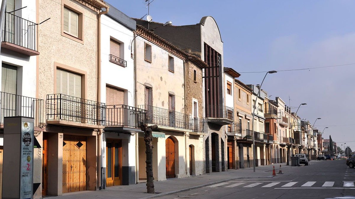 Imatge d’arxiu d’un dels carrers principals de Vallfogona. - E. F