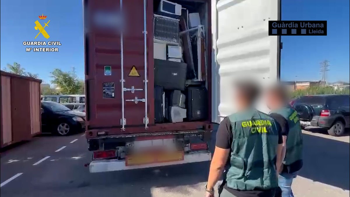 La xarxa exportava material robat i objectes de centres de residus. - GUÀRDIA CIVIL