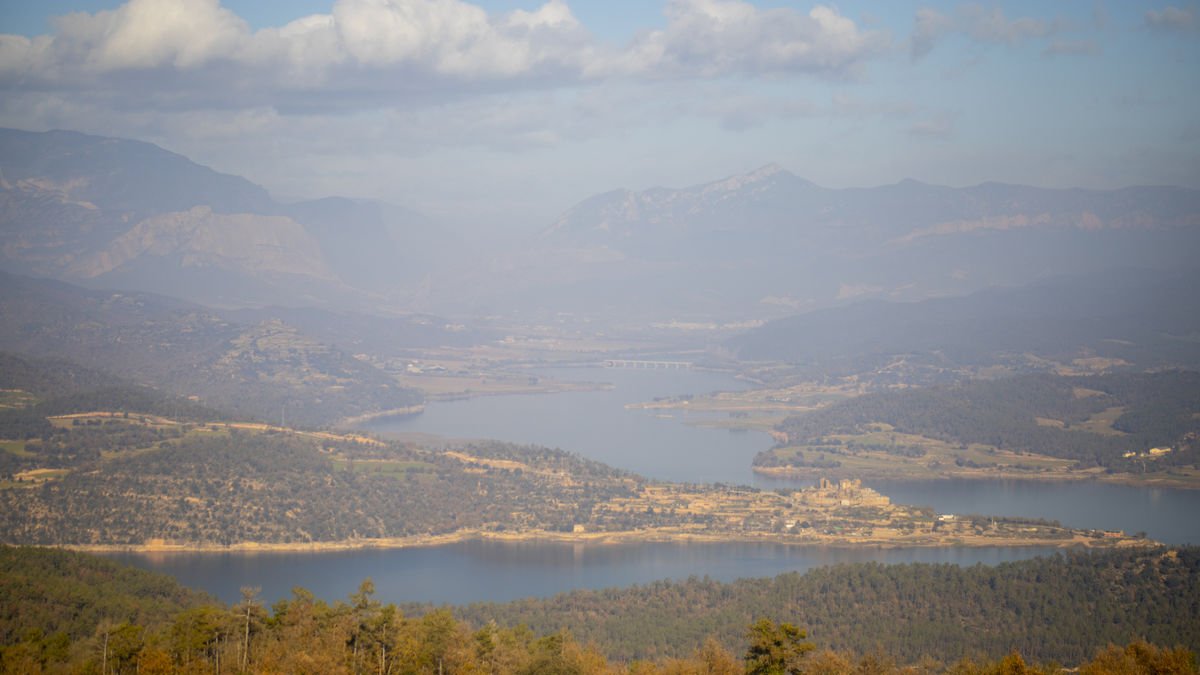 Imagen del pantano de Rialb tomada esta semana con niebla de primera hora en segundo término. - GERARD HOYAS