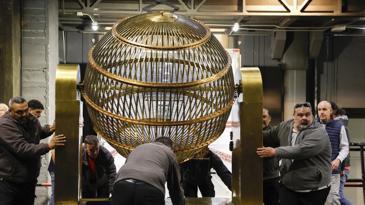 Diversos treballadors col·locaven el passat 13 de desembre els bombos i la resta d’elements que s’utilitzaran aquest diumenge en el Sorteig Extraordinari de Nadal.