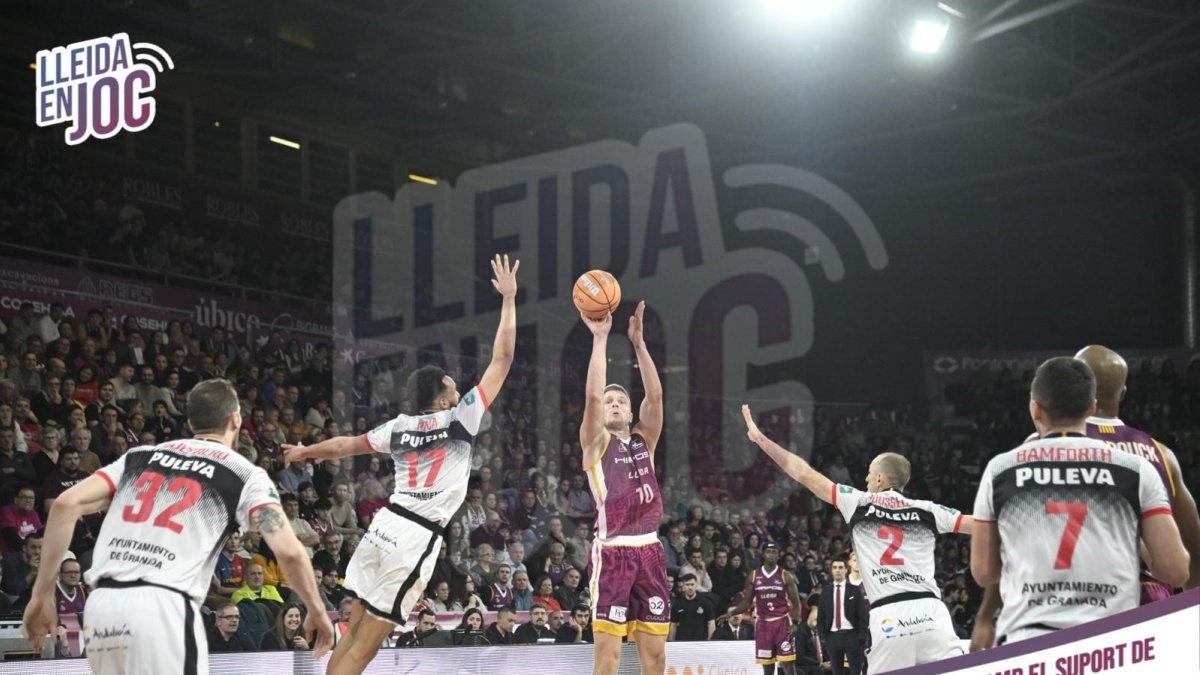 Edo Muric llança a cistella en una acció del partit contra el Granada.