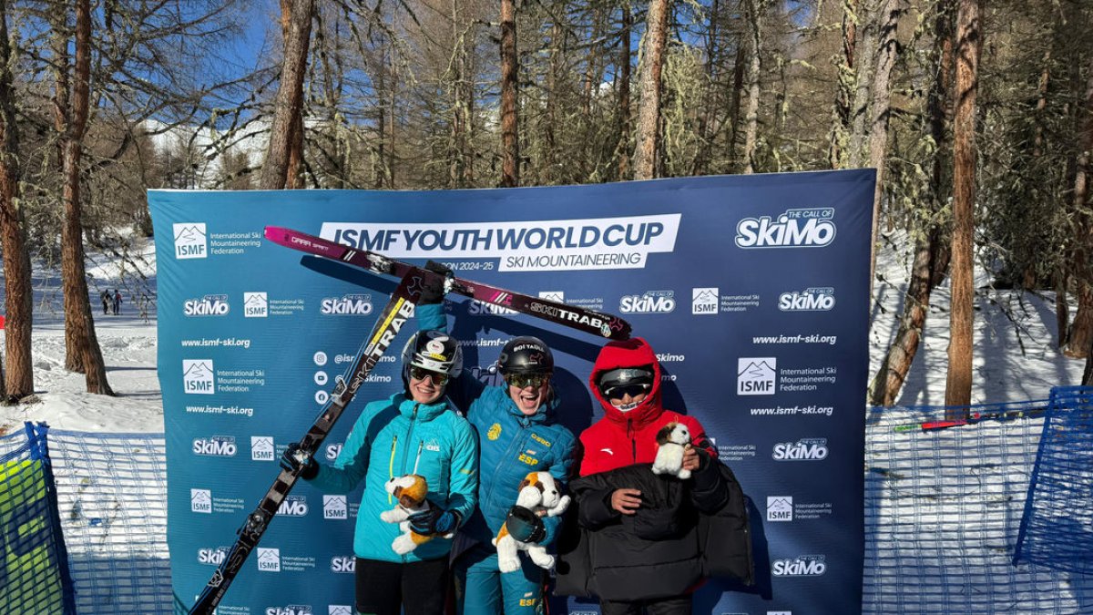 Laia Sellés, al centre, celebra eufòrica la seua primera medalla, flanquejada per Matejovicova i Cidan.