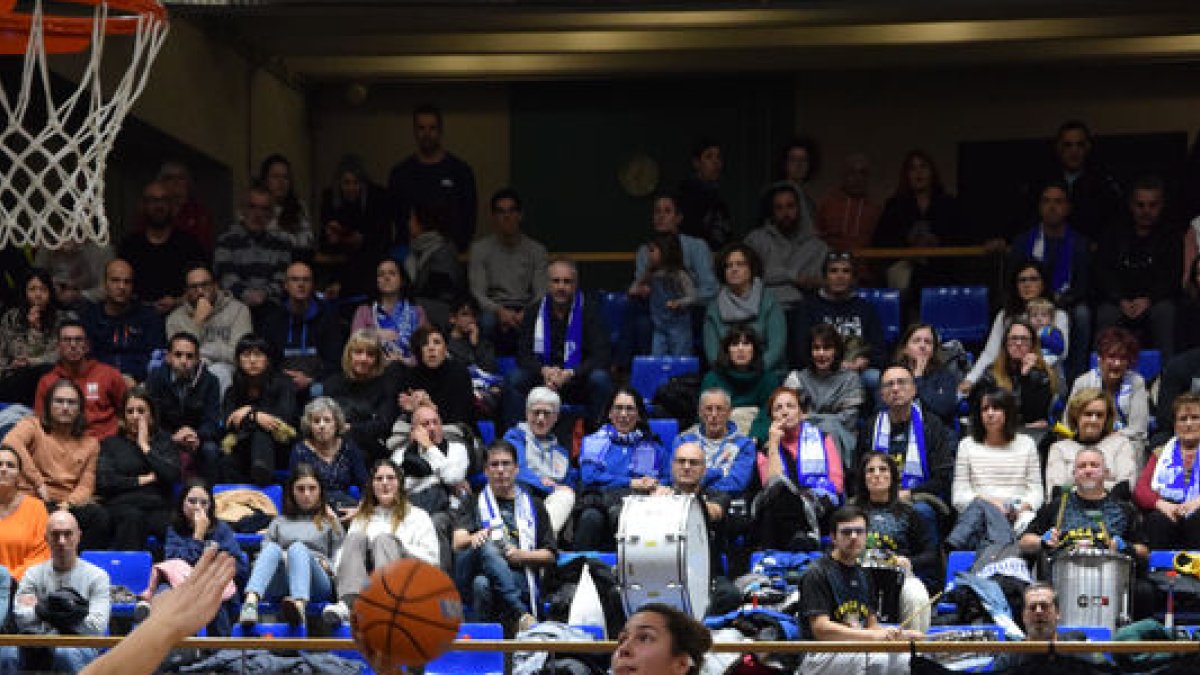 Júlia Soler entra a cistella dissabte passat davant de l’Araski. - CYNTHIA SANS