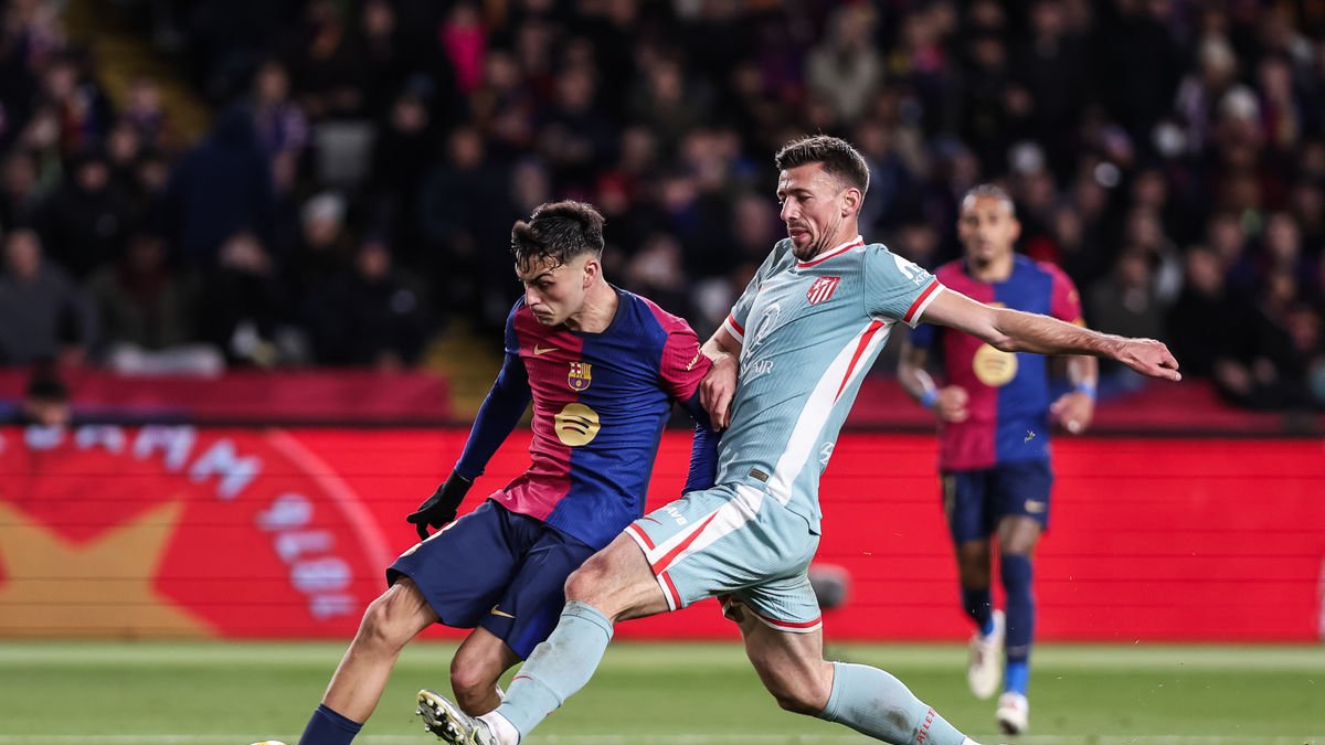 Els atlètics celebren el gol de Sorloth davant d’un Dani Olmo abatut. - EUROPA PRESS