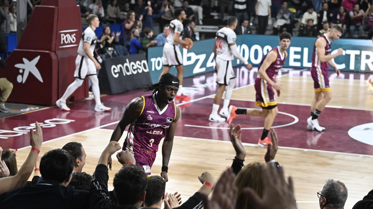 Thomas Bropleh celebra amb l’afició la consecució d’un dels quatre triples que va anotar ahir. - SANTI IGLESIAS