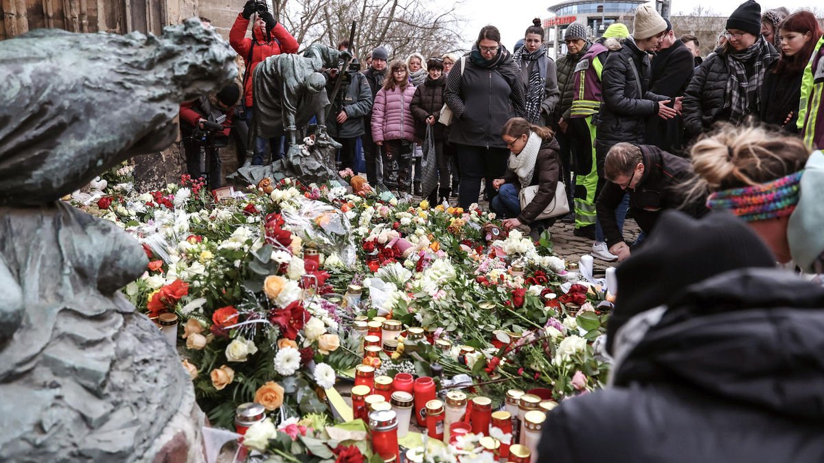 Desenes de persones en un homenatge improvisat a les víctimes de l’atac de Magdeburg. - EFE