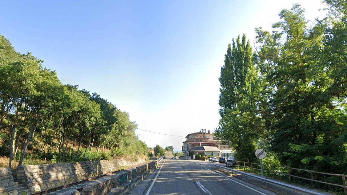La via del tren a l’esquerra, al costat de la C-13 a Cellers. - SEGRE