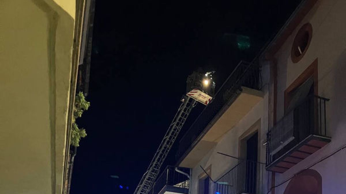 Incendis en cases d’Oliana i Ribera de Cardós ■ Els Bombers van treballar divendres a la nit en l’extinció d’un foc a la xemeneia d’una casa del carrer Major d’Oliana. Ahir a la tarda hi va haver un altre cas a Ribera de Cardós. - BOMBERS