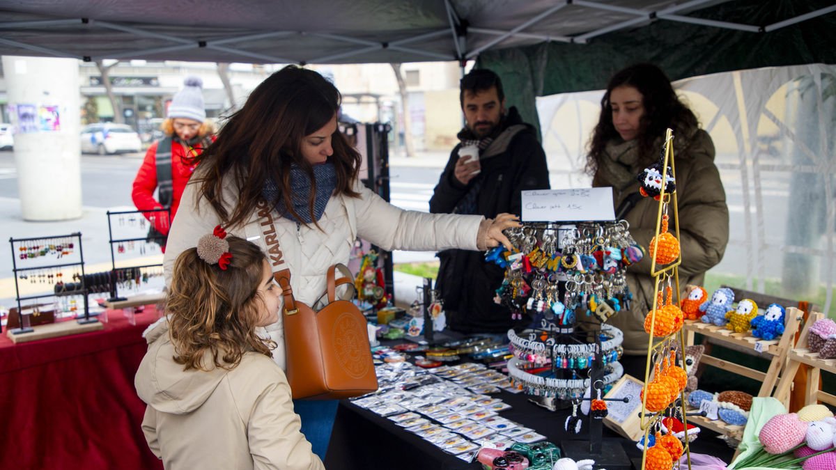 Mercat de productes de joves artistes i artesans a Ricard Viñes - GERARD HOYAS