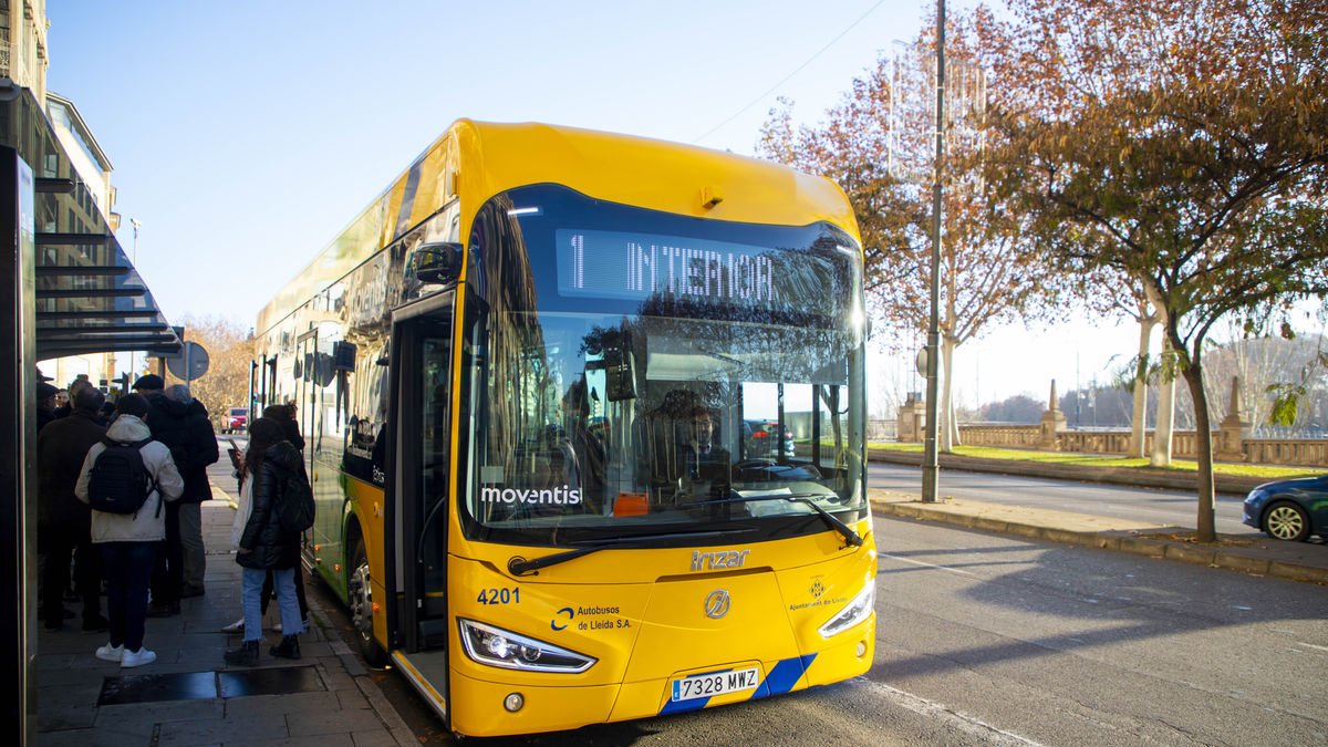 Un dels autobusos urbans 100% elèctrics, ahir a la parada davant la Paeria. - GERRAD HOYAS