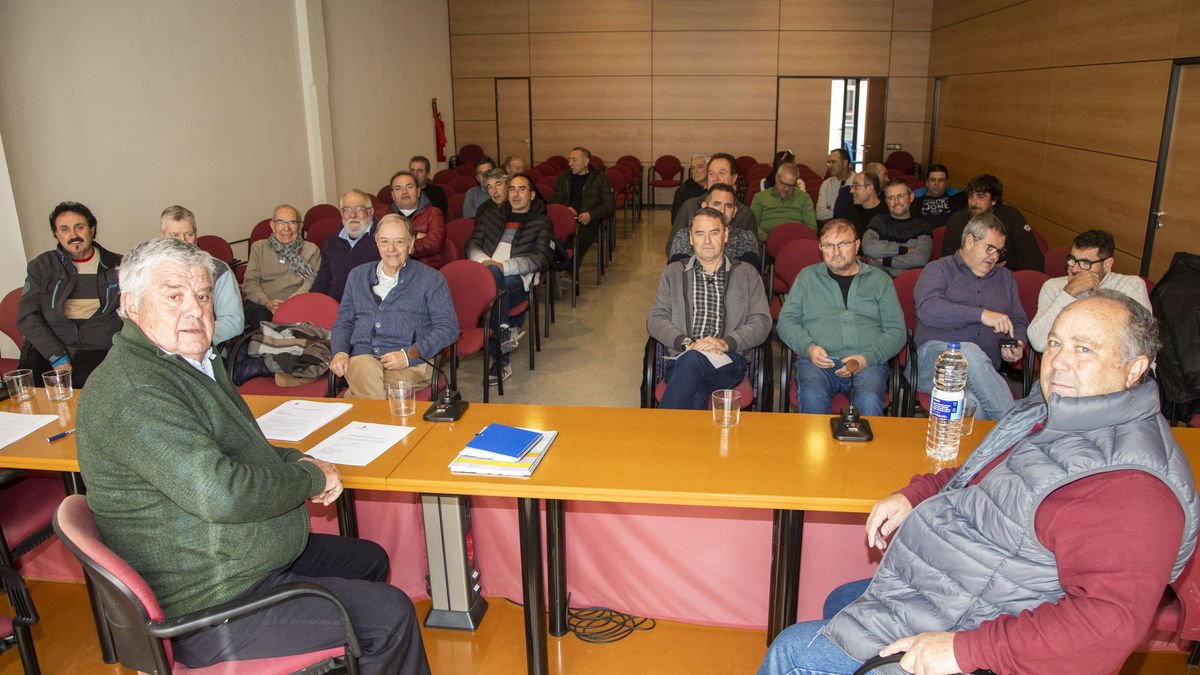 Josep Maria Jové i Francesc Xavier Albareda, després de ser ratificats en el càrrec ahir a l’assemblea. - LAIA PEDRÓS