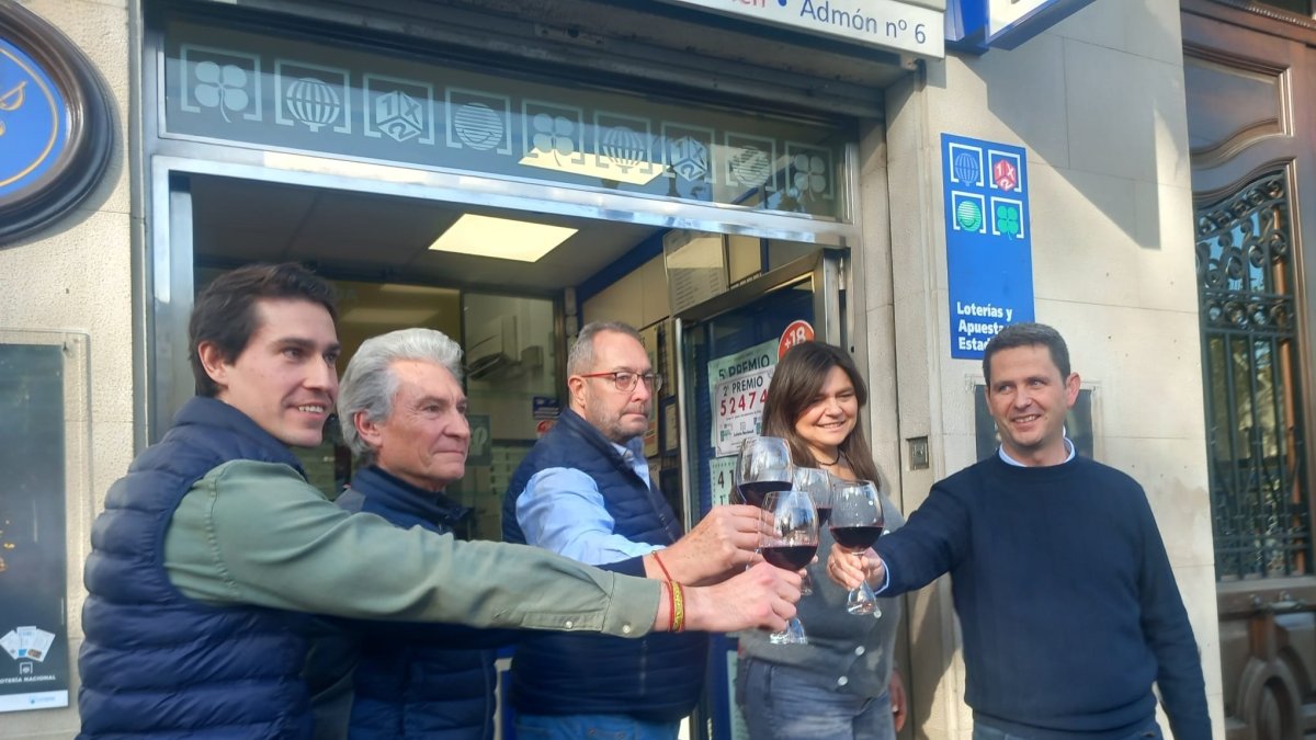 L’adminstració Carmen de Muro del Carmen de Logronyo brinda després de vendre el primer premi de la Loteria de Nadal, la grossa de 2024.