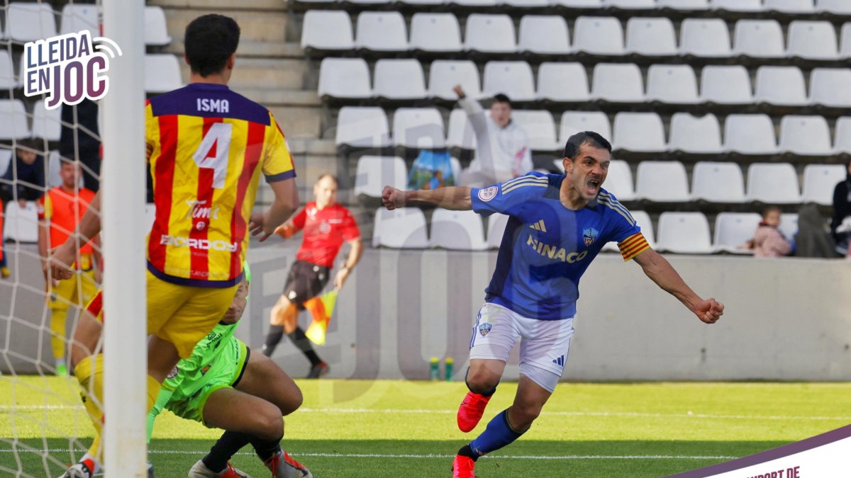 Una acció del partit del Lleida aquest diumenge.