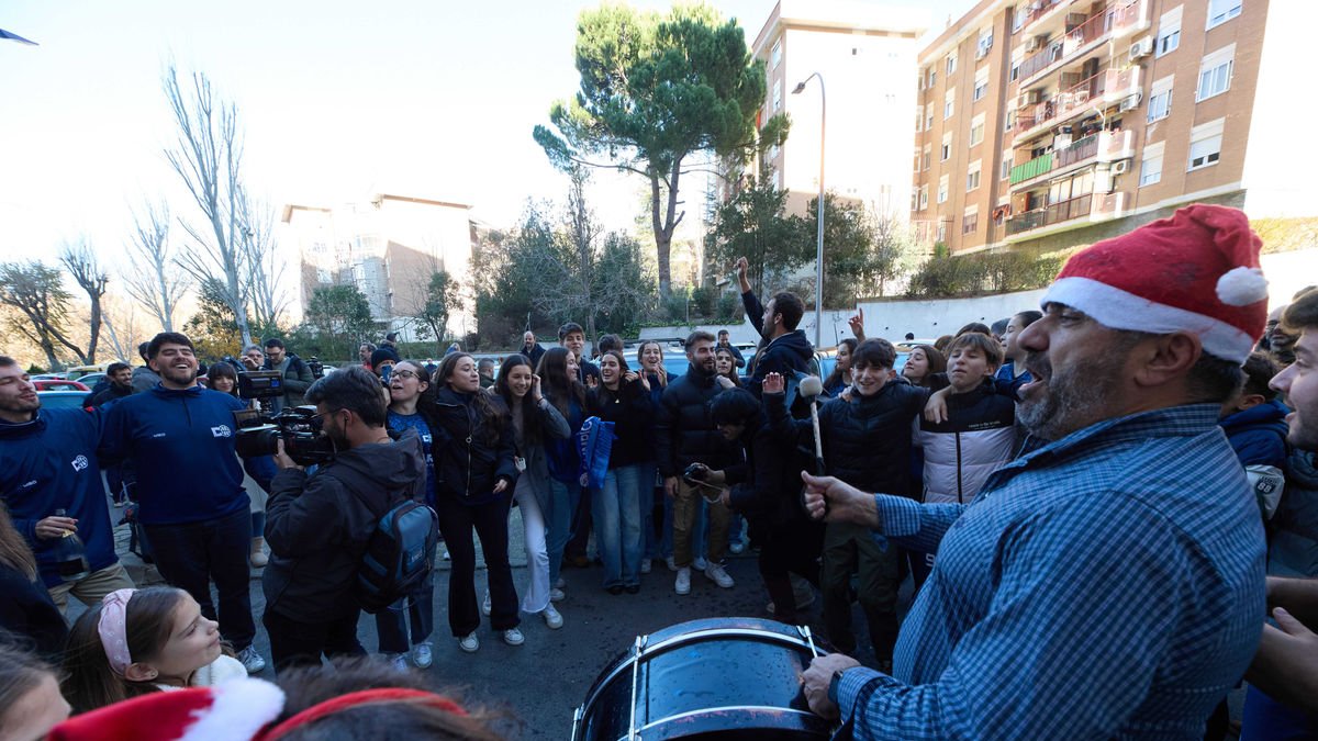 Miembros del Club Deportivo Distrito Olímpico en San Blas-Canillejas, celebrando ayer ‘El Gordo’ junto a familiares y amigos. - EUROPA PRESS