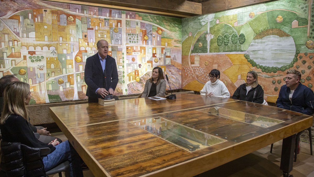 La inauguració va anar a càrrec de l’artista i de l’alcaldessa, Carme Miró, ahir al migdia. - LAIA PEDRÓS