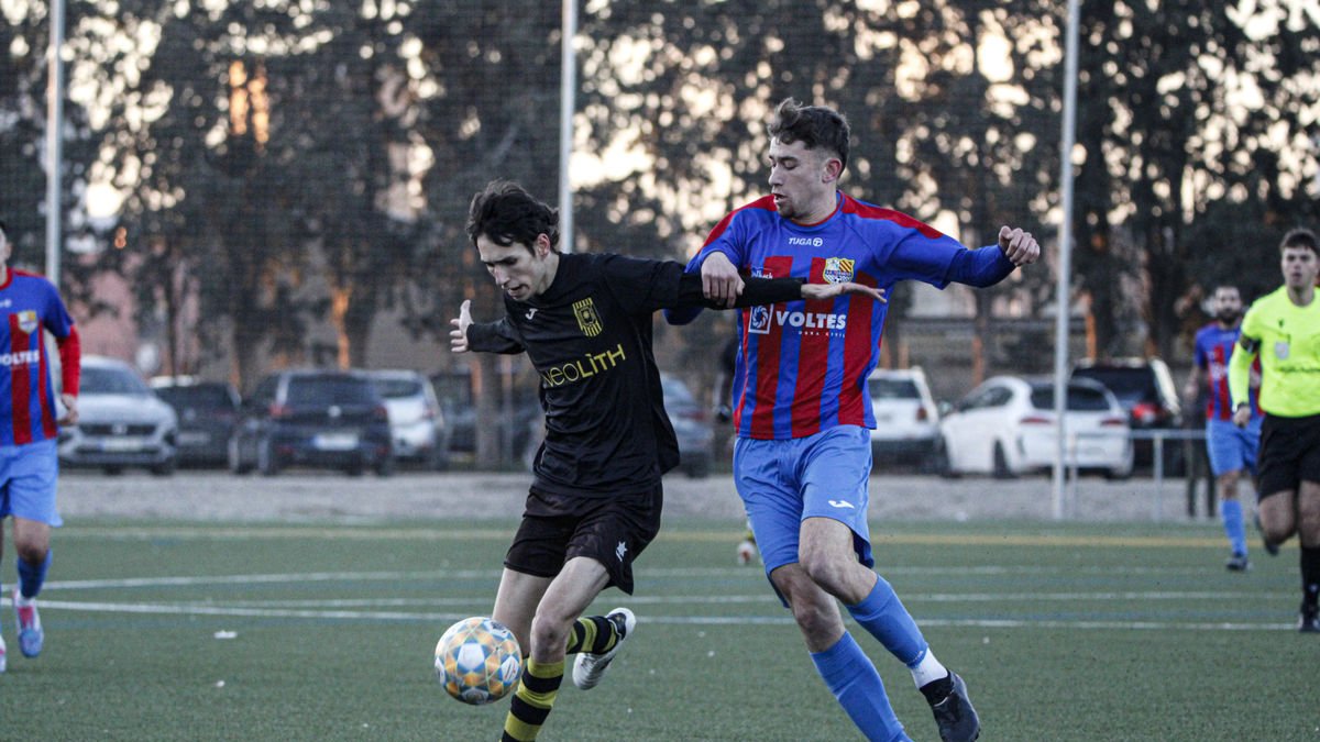 Un jugador del Vilanova de l’Aguda mira de desfer-se d’un rival. - ÍNGRID SEGURA
