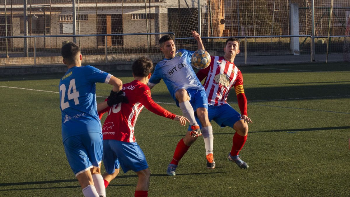 Un jugador de la Seu d’Urgell pugna la bimba amb un rival. - LAIA PEDRÓS