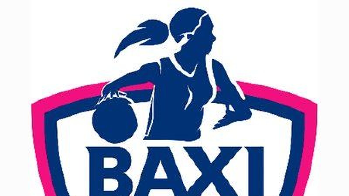 La capitana Júlia Soler intenta superar a la jugadora del Baxi Ferrol Blanca Millán. - ÁREA 11