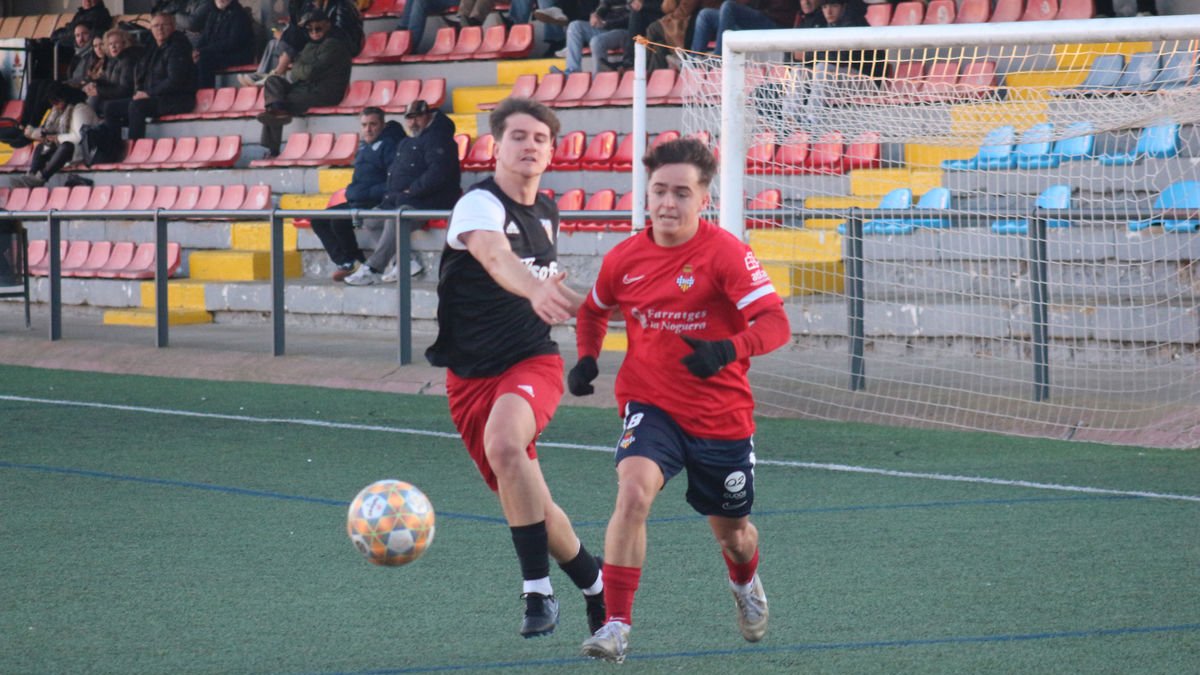El local Aleix, autor del gol del empate, conduce el balón perseguido por un jugador egarense. - JOAN BOVÉ