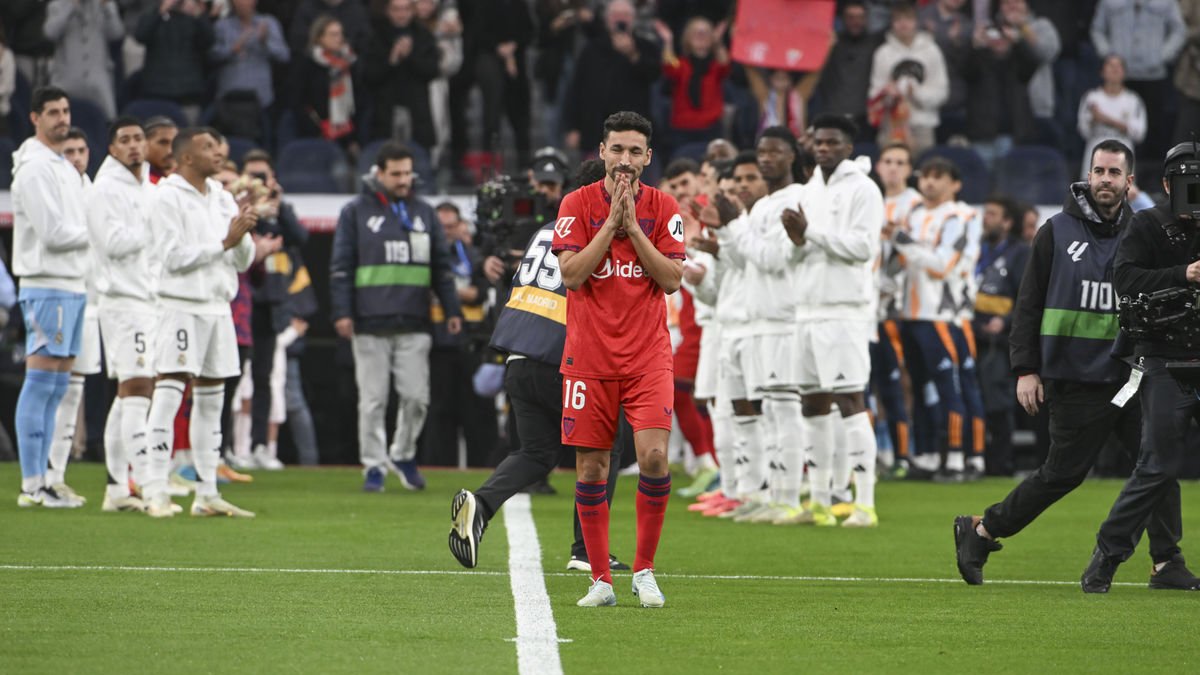 El sevillista Jesús Navas va rebre un homenatge al jugar el seu últim partit com a professional. - EFE/ FERNANDO VILLAR