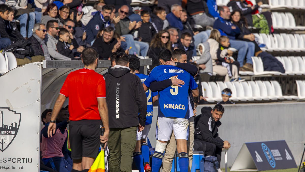 Marc Garcia s’abraça emocionat amb Guillem Naranjo després de la substitució del davanter. - JORDI ECHEVARRIA