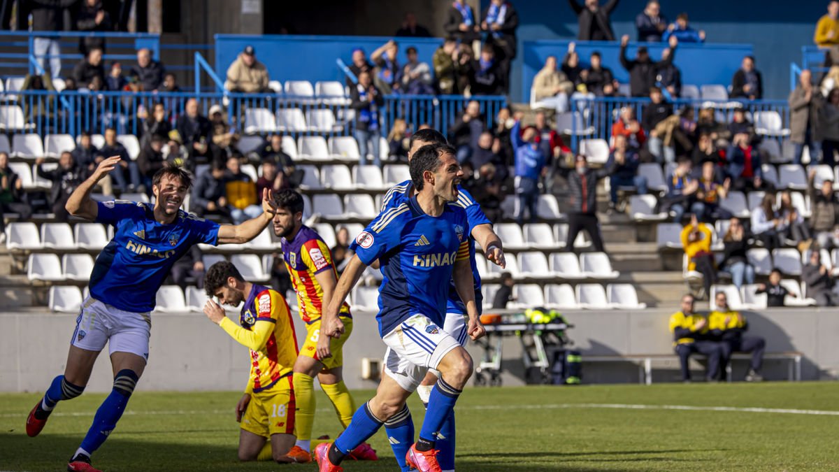 Òscar Rubio celebra amb ràbia el 2-0, que posava terra pel mig en el partit davant de l’Andratx, en el qual el Lleida va ser molt superior. JORDI ECHEVARRIA