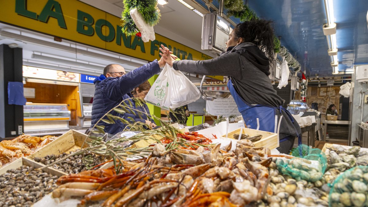 Un cliente adquiere marisco en la pescadería Jaume Soria del Mercat de Fleming de Lleida.