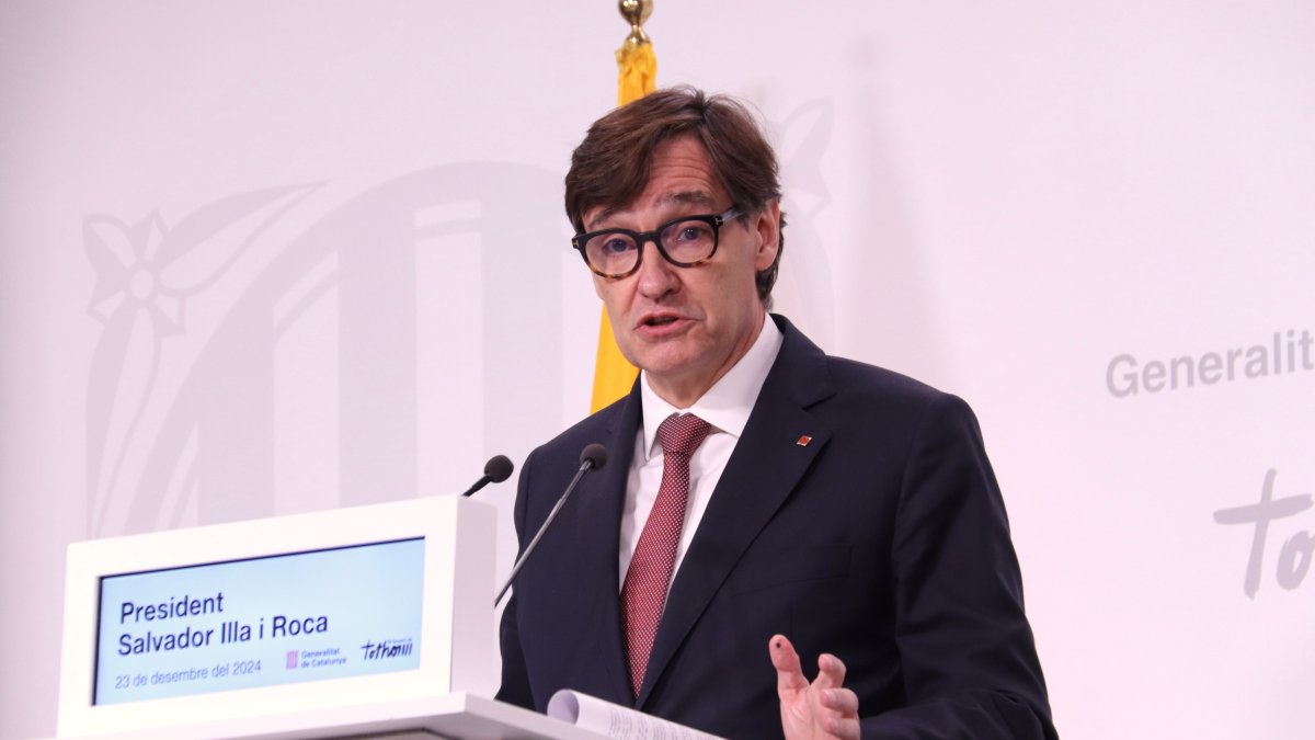 El presidente del Govern, Salvador Illa, en una atención a los medios este lunes.