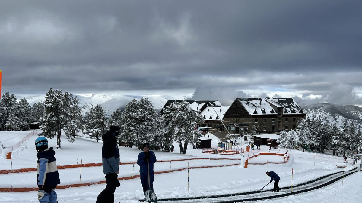 Primers esquiadors a Port Ainé.