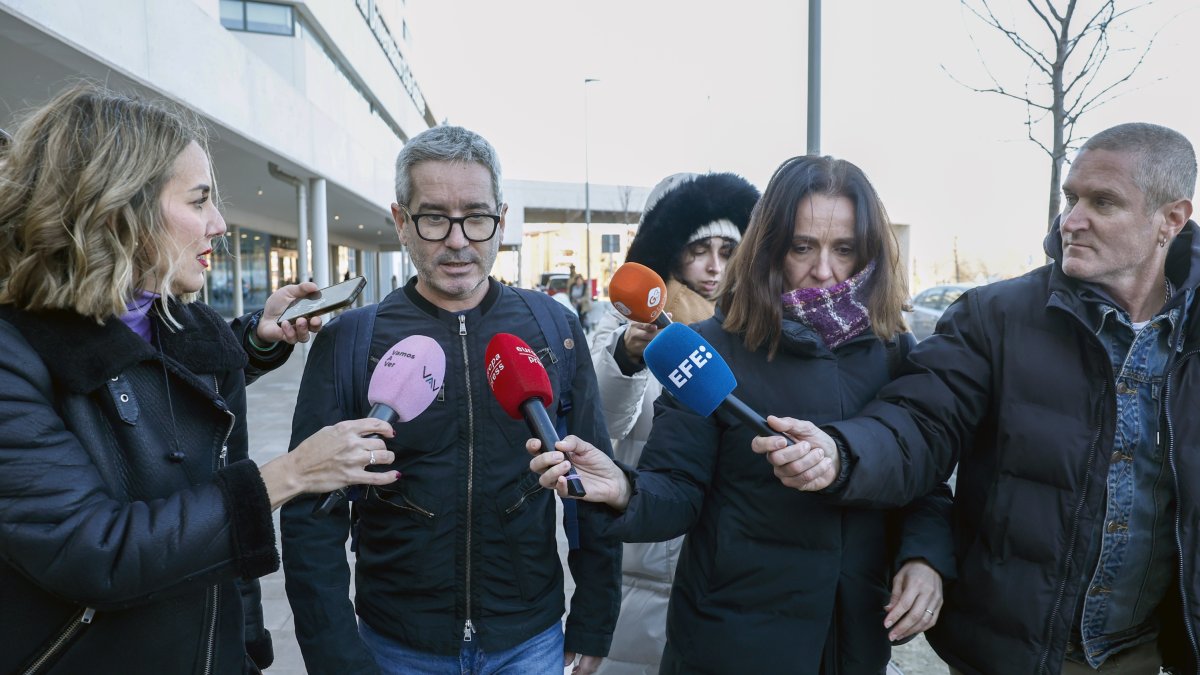 Jacobo Martos, hijo del cantante Raphael, se dirige a medios de comunicación a las puertas del Hospital 12 de Octubre en Madrid, este lunes.