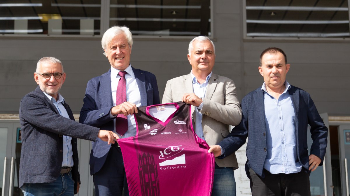 Sisco Pujol, a la dreta de la imatge, en una imatge recent en la firma del conveni entre el Força Lleida i el Barça
