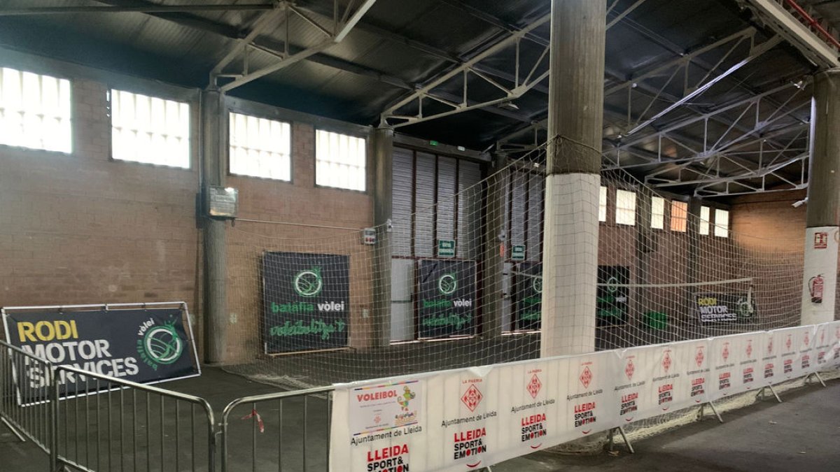 Imatge de la pista de voleibol instal·lada al pavelló 4.