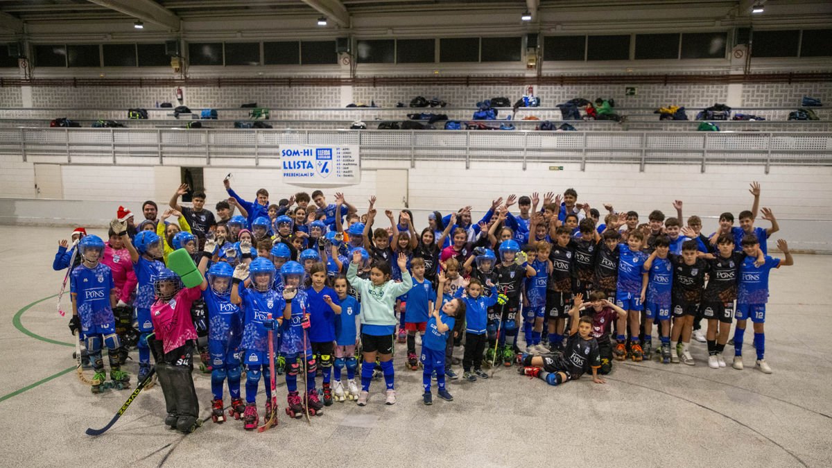 Foto de família del centenar de jugadors i jugadores que van prendre part ahir en el Torneig de Nadal del Llista. - GERARD HOYAS