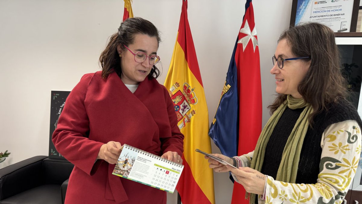 L’alcaldessa, Patricia Rivera, amb la tècnica Ana Adán. - AJUNTAMENT DE BINÈFAR