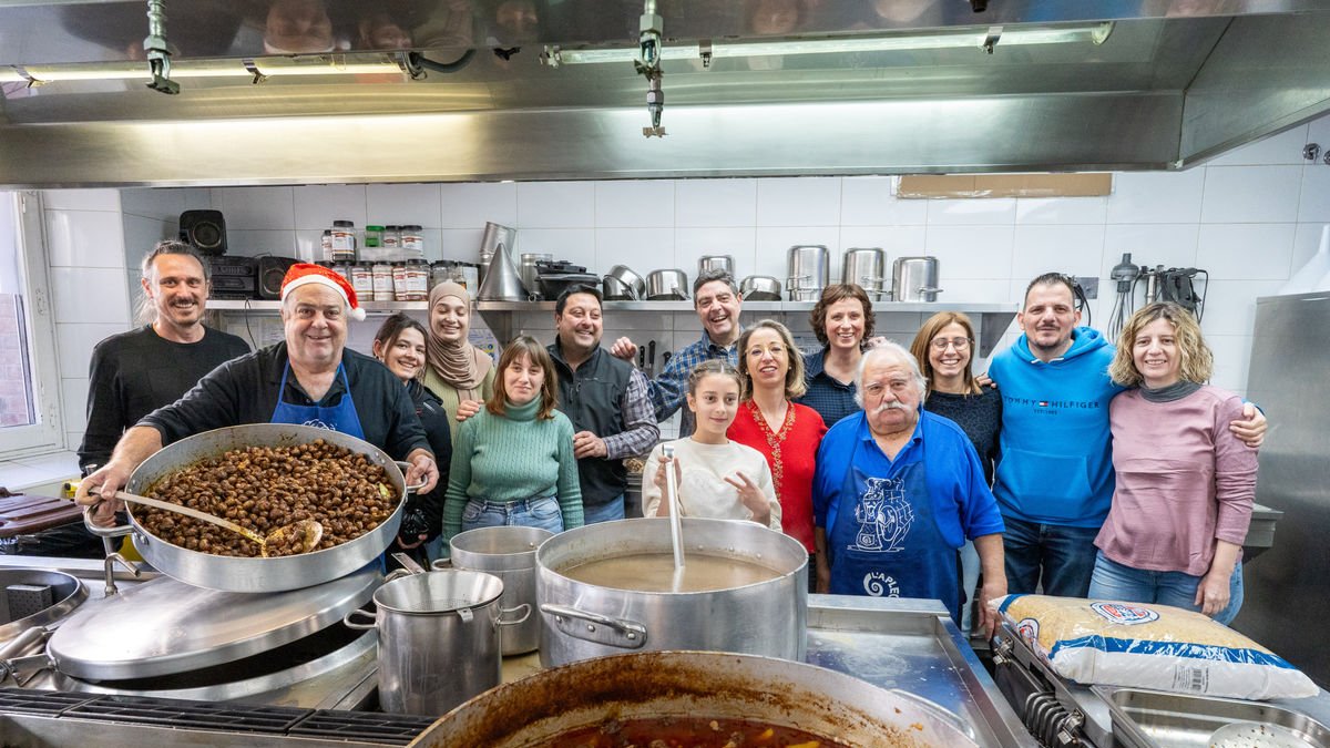 Voluntaris de diferents entitats que van col·laborar en la preparació del dinar. - JORGE AGUSTÍN