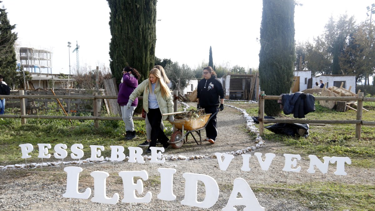 Preparatius al pessebre vivent del barri dels Mangraners de Lleida, que es recupera després de sis anys.