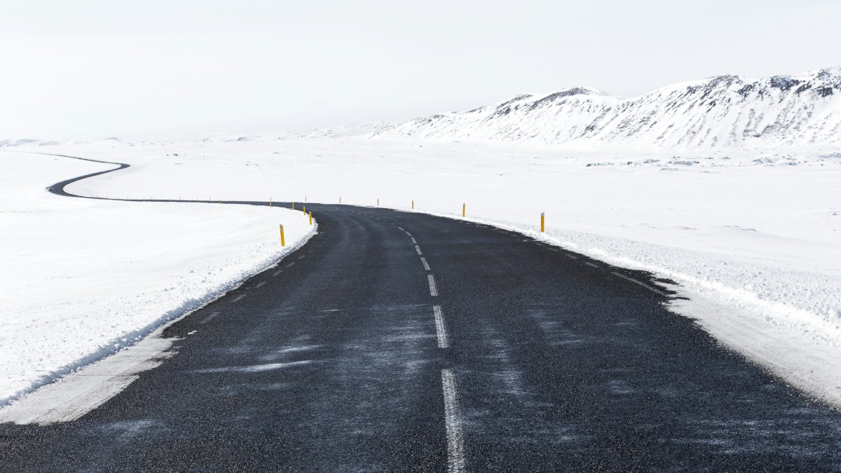 Una carretera nevada.