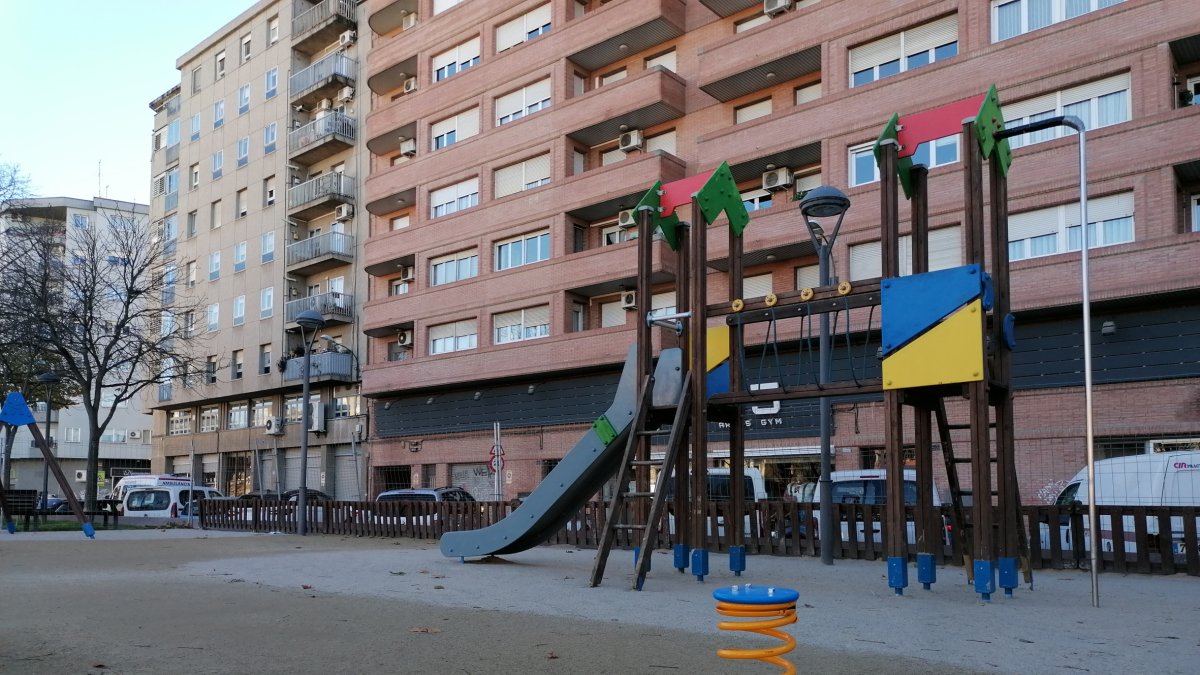 Nou parc infantil al passeig sobre les vies.
