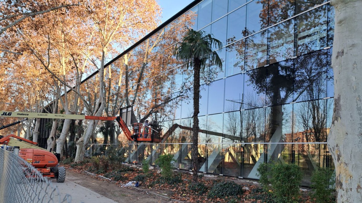 Un operari instal·lant les noves vidrieres del Palau de Vidre, la reforma del qual durarà fins al març. - SCD