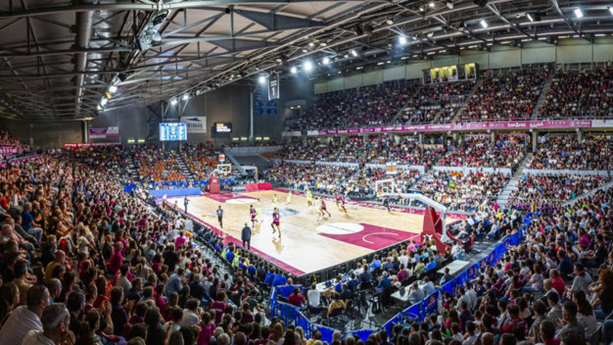 Imagen que presentaba el pabellón Barris Nord en el primer partido ACB que acogía después de casi 20 años. - ACB PHOTO/POL PUERTAS