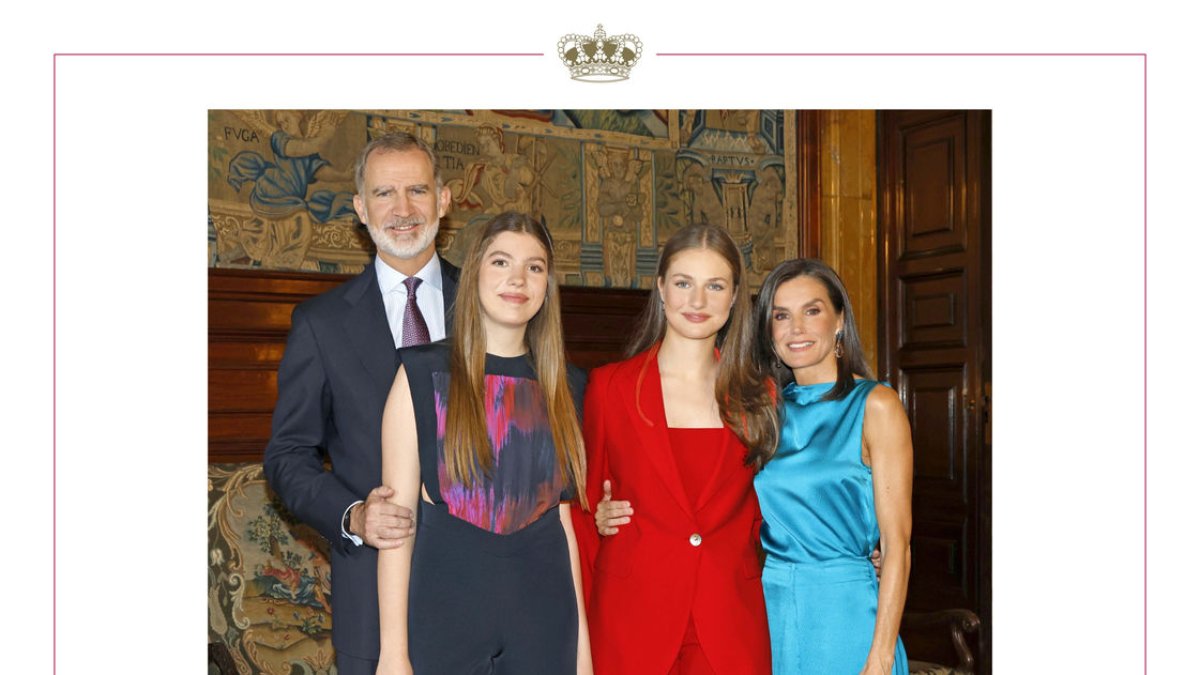 El rey Felipe VI, con sus hijas, Sofía y Leonor, y la reina Letizia en su felicitación navideña. - CASA REAL