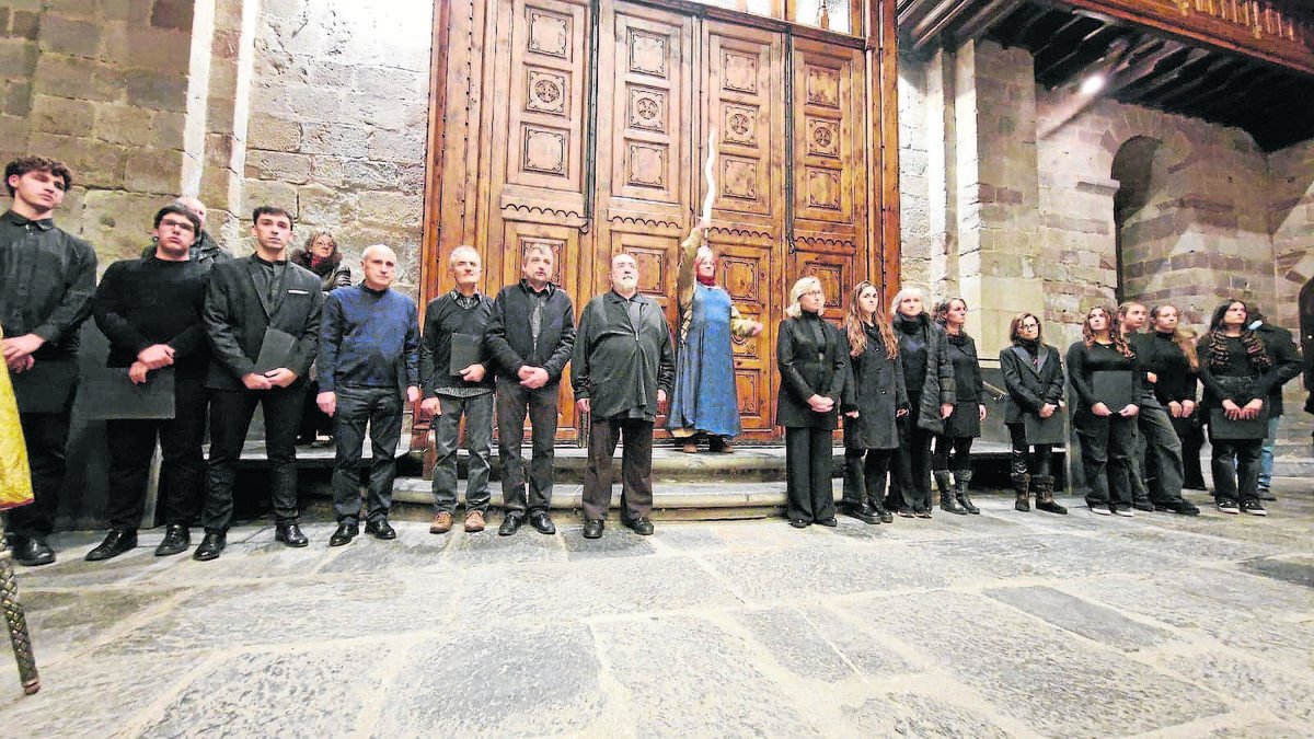 La soprano Laura de Castellet va interpretar el paper protagonista del drama litúrgic ‘El Cant de la Sibil·la’, la nit del 24 de desembre a la Catedral de la Seu d’Urgell. - AJUNTAMENT DE GOLMÉS
