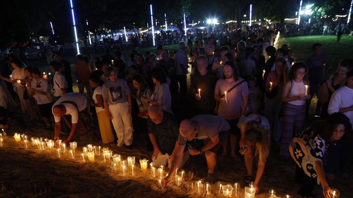 Familiars i amics de les víctimes del tsunami en una vigília per recordar-les en el 20è aniversari. - EFE
