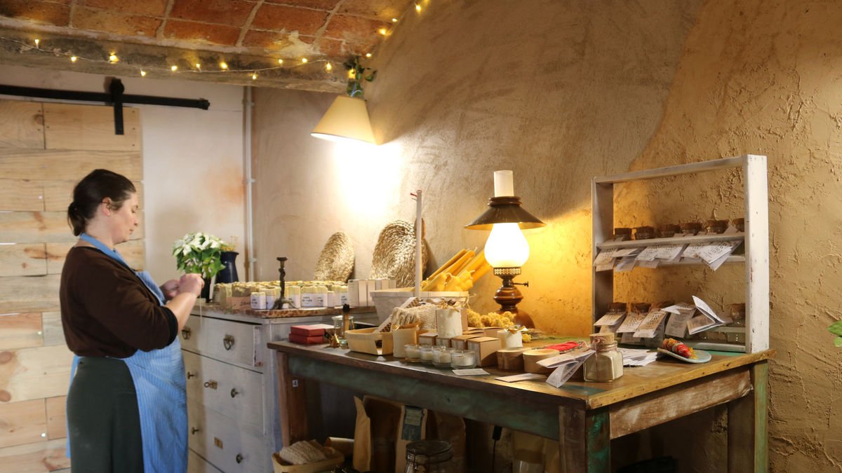 Esther Girabet al seu taller d’elaboració de productes cosmètics al Poal. - ACN
