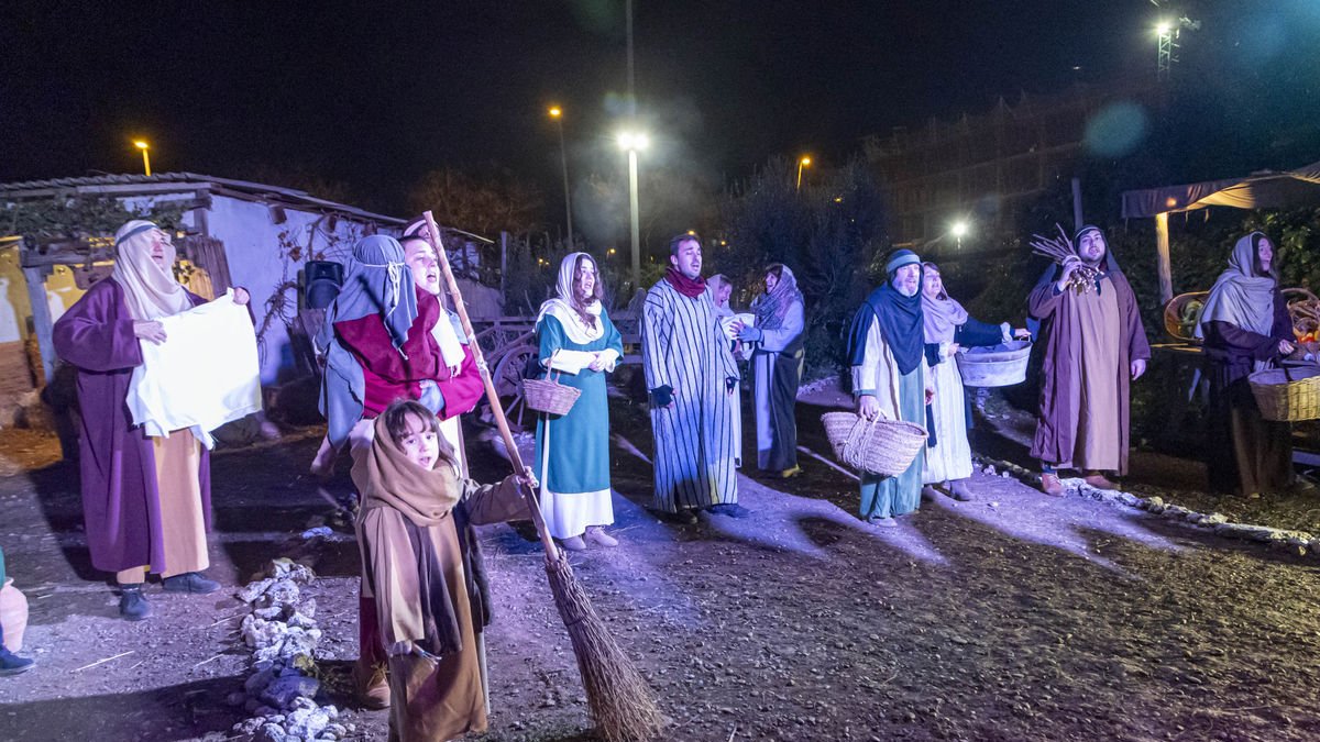 Más de 90 figurantes de todas las edades revivieron ayer y el miércoles el Pessebre de Els Mangraners. - JORDI ECHEVARRIA