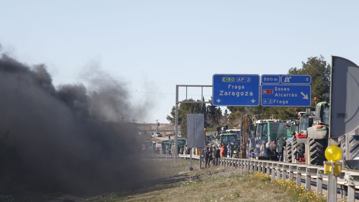 Tractors tallant l’A-2 i l’AP-2 a Lleida durant les protestes organitzades al febrer a Lleida. - AMADO FORROLLA