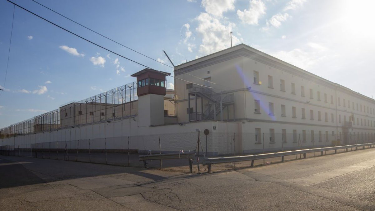 Medio centenar de expresos de la cárcel de Lleida -en la imagen- recibe el subsidio de paro para liberados de prisión, en fase de extinción.