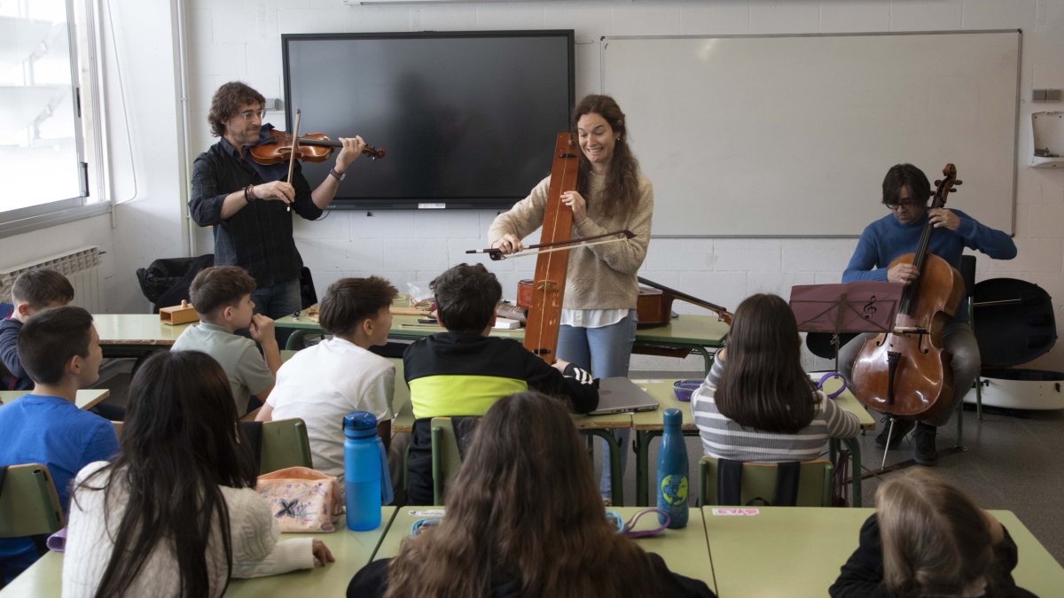 Uno de los talleres, que se ofrecen de música, canto y artes escénicas, impartido en los centros educativos participantes durante el curso