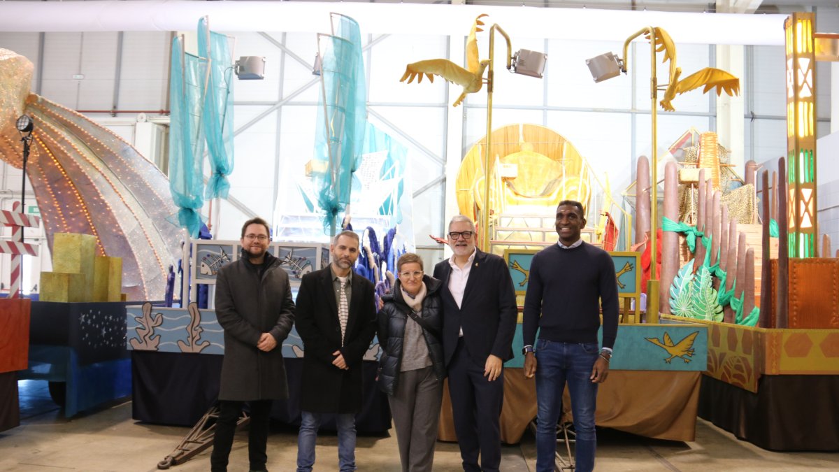 El alcalde de Lleida, Fèlix Larrosa, y otras autoridades durante la presentación de la cabalgata de Reyes.