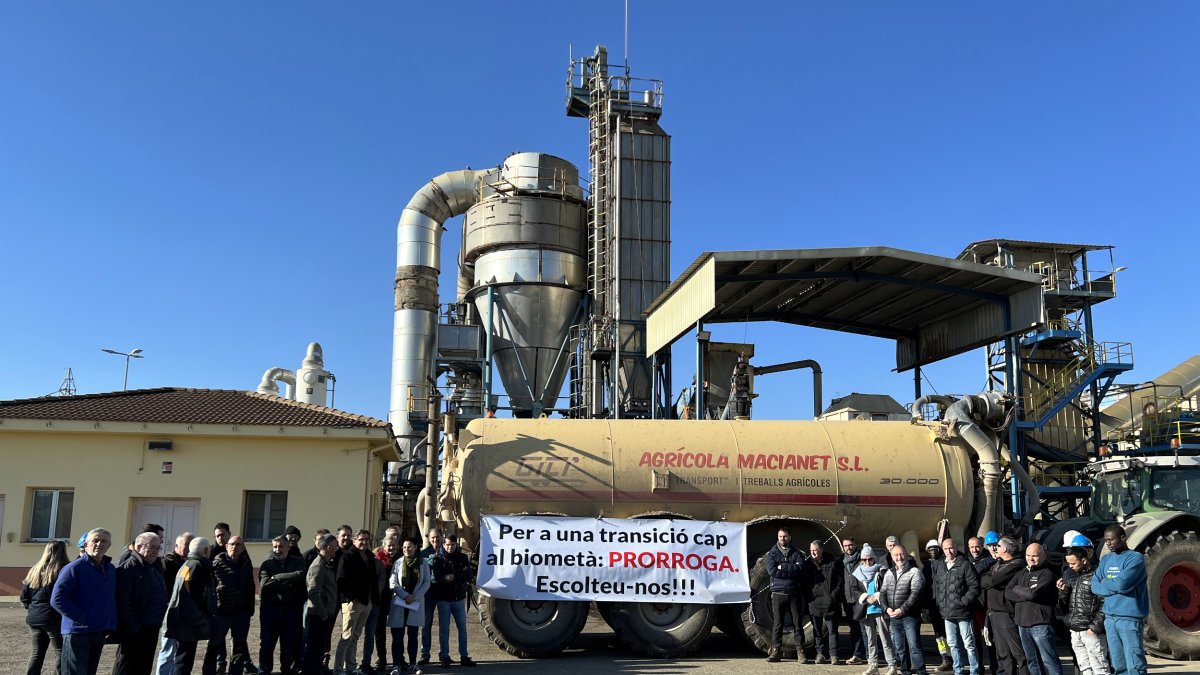 Concentració a la planta Desimpacte de Purins d'Alcarràs per exigir una pròrroga dels ajuts a la cogeneració que permeti fer una transició cap al biometà.